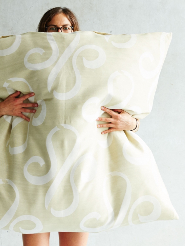 media/image/DLP-dlp-darling-little-place-darlinglittleplace-darlingslittleplace-darling-s-darlings-frau-mit-Kissen-Bodenkissen-Chillkissen-Sitzsack.jpg
